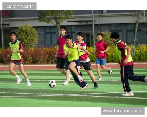 自制足球文章探讨如何提升青少年足球技能与团队合作精神